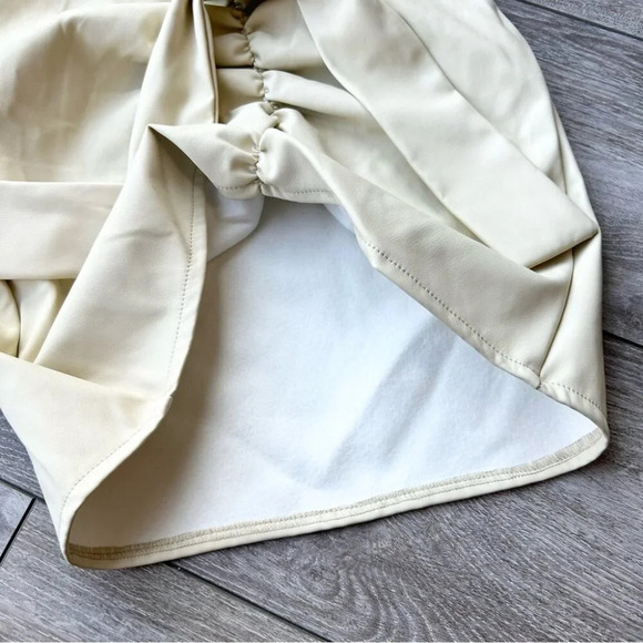 NWT PRETTYLITTLETHING Cream Faux Leather V Front Ruched Mini Skirt - Picture 10 of 11